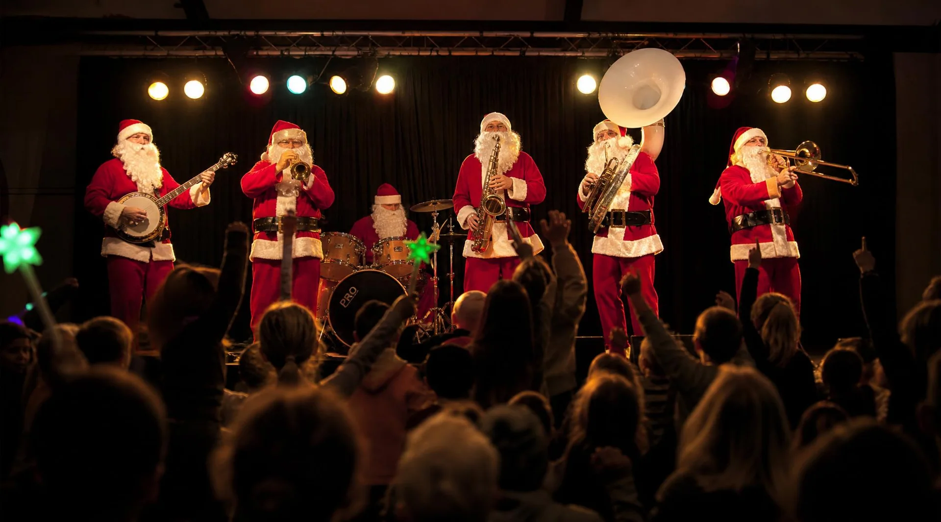 Brass band de Pères Noël sur scène devant le public — animation Animations Spectacles
